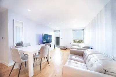 Image de Modern 12th Floor | Balcony Striking London View