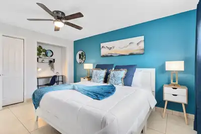 Image de Deep Blue ~ Walk to the beach, Pool, Bbq, and Games