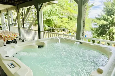 Image de Lake house with private access to your own fishing dock with hot tub & sauna