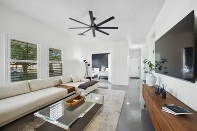 Image de Stylish & Cozy Downtown Home ~ Yard ~ Parking + Ev~ Near Dtphx attractions