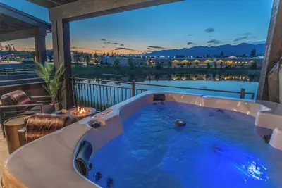 Image de Luxurious condo w/ private hot tub, fireplace, & fun vibe!