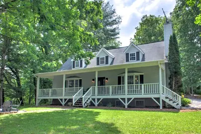 Image de Harper's Knoll: Asheville Getaway with Hot Tub, Firepit, Gameroom