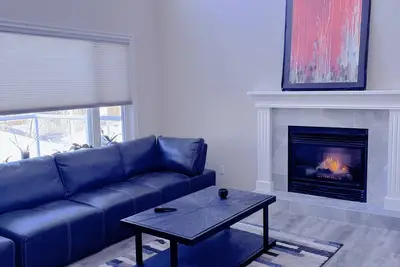 Image de Gorgeous cozy room in large single house&free parking&close Lrt/Uc/Sait