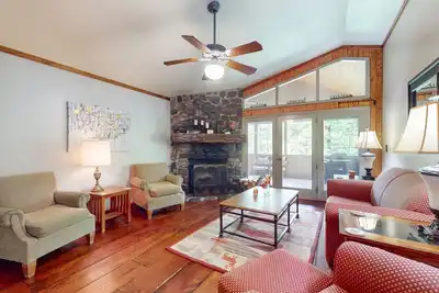 Image de Classic cabin on Hogback Lake with private dock, game room, firepit, & fireplace