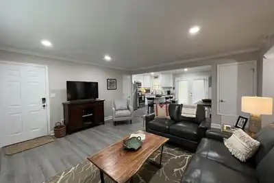 Image de Newly remodeled cozy condo, walking distance to campus or jump on the shuttle.