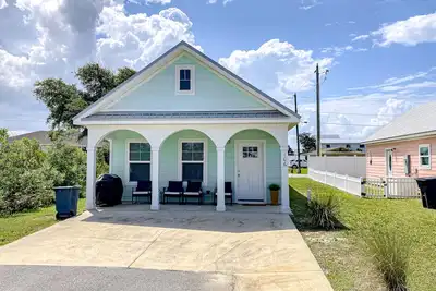 Image de Coastal dog-friendly cottage with pool access, grill, board games, W/D, & Ac