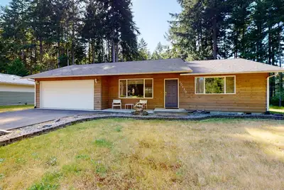 Image de Water-view home & bunkhouse with lake access, canoe, kayaks, firepit, & W/D