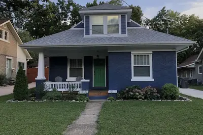 Image de Newly renovated home close to Downtown, Uk and Hospitals; Walk to football!