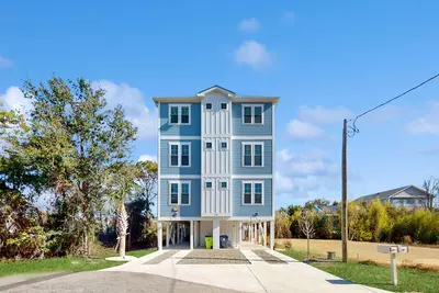 Image de Beautiful water-view townhome with elevator & deck - two blocks from the ocean