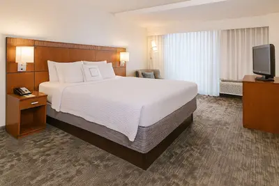 Image de Great Deal! 2 Large Units with Onsite Starbucks! Pets Allowed & Self Parking!