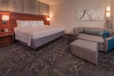 Image de A Short Drive to Tomb of the Unknowns! 4 Units w/ Parking & Onsite Starbucks!