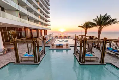 Image de Ocean & Beachfront Luxury Condo in Lyfe Resort 402