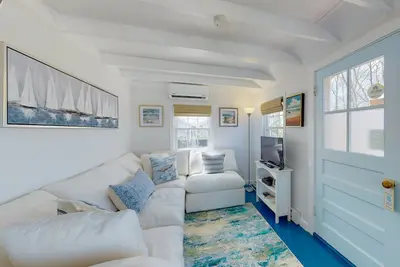 Image de Stunning home on the bay with fantastic views, central Ac, W\/D, & water access