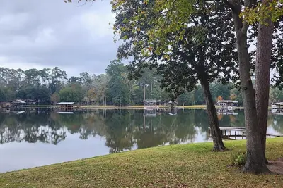 Image de Lakefront Experience with Breathtaking Views Throughout