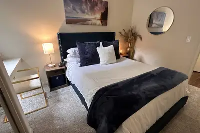 Image de Lush 1 bd Koreatown w\/ Free parking & In-Unit laundry