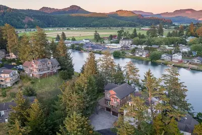 Image de Riverfront Dream is a luxurious 6 bedroom home on the bank of the Nestucca River.