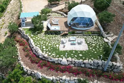 Image de Chalet 'Dome On The Hill with Jacuzzi' avec vue sur la mer, Wi-Fi et climatisation