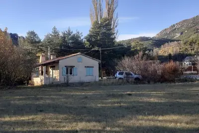 Image de Maison de vacances 'Aux Portes Des Gorges Du Verdon' avec vue sur montagne et terrasse privée