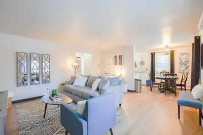 Image de Modern, Newly Updated Apartment