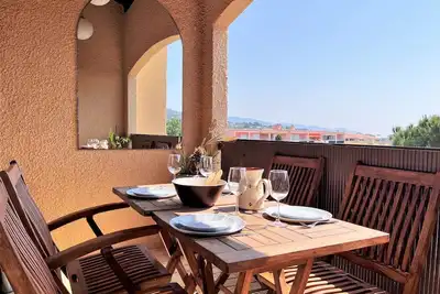 Image de Studio avec terrasse, parking privé proche mer