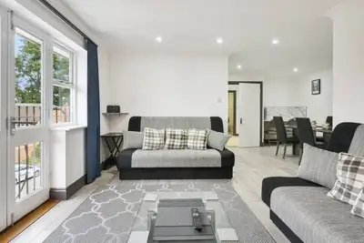 Image de This apartment is a 2 bedroom(s), 1 bathrooms, located in Knaphill, Woking.