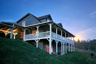 Image de Still Waters-Riverfront, Foosball, Firepit, Fireplace, Covered Deck, River Tubes