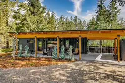 Image de Two Pines - Unique container home - Downtown - Trailer Parking - Pet friendly