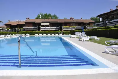 Image de Appartement de vacances proche du centre avec piscine, climatisation, parking