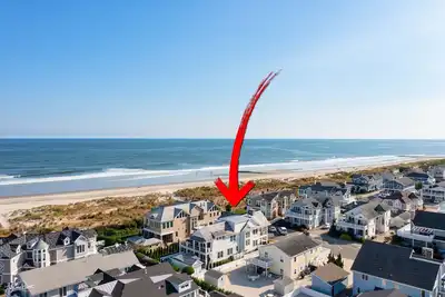 Image de Exceptional 6 bed/6 bath stunner just steps away from the beach