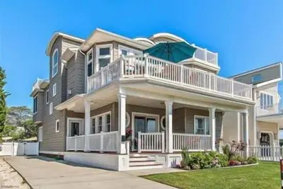 Image de Perfect Seashore Home one block from the beach & close to tennis and playground.