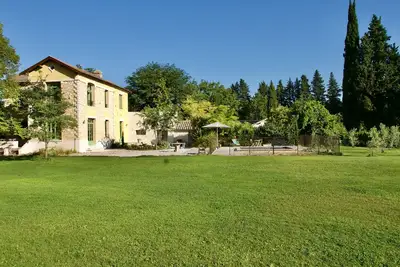 Image de A quelques minutes de l’ Isle/Sorgue, maison bourgeoise en  campagne.