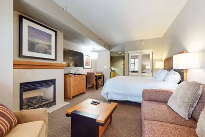Image de Studio in Luxury Hotel, Right Across The Village. Pool & Ev Charging Station