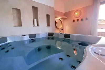 Image de Suite familiale, Les Logis de cocagne, Le bleu