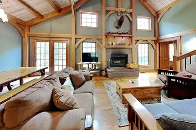 Image de A Winter View | Spacious Lake View Home Near Area Attractions + Hot Tub