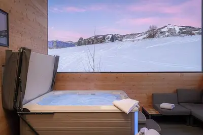 Image de Contemporary Home w/ Hot Tub + Ski Shuttle - Friesian Chalet
