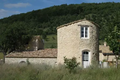 Image de La Tour, gîte insolite avec piscine, pour les couples, en Provence