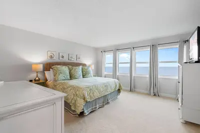 Image de Direct Oceanfront Views from Beachside Condo on Non-Driving Beach!