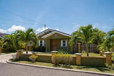 Image de Cozy Tropical Retreat -minutes away from 2 of Ocho Rios' most beautiful beaches!