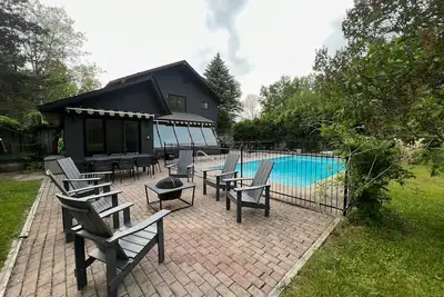Image de Spacious Tranquil Chalet w/pool and fire-pit and access to private beach.