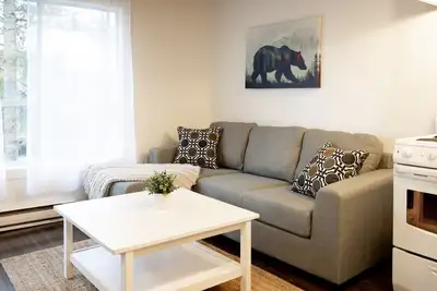 Image de Mountainside 1brm & Loft : Sleeps 4, Free Parking, Near Lakes, Restaurants & Shops!