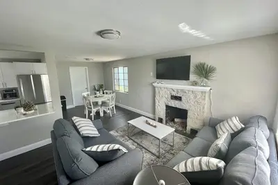 Image de 3 Bedroom home between downtown and the beaches!