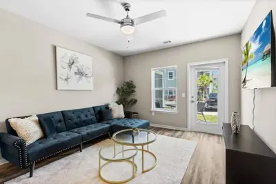 Image de Chic 2br/2ba Condo: Pool & More!