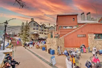 Image de Ski in/out Beaver Creek Village 2br residence w/ pool, parking, near shops!