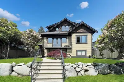 Image de Maison de vacances Ă Vancouver, Family house with hot tub
