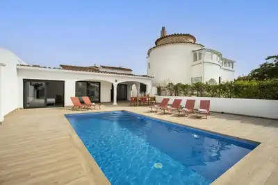 Image de Villa totalement rénovée au canal avec 3 chambres et piscine
