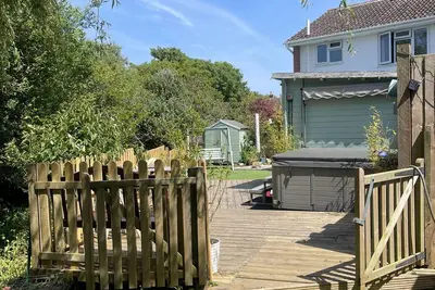 Image de DaneSide New Forest 3 bed house. Hot tub, on stream by sea & shops. Dog friendly