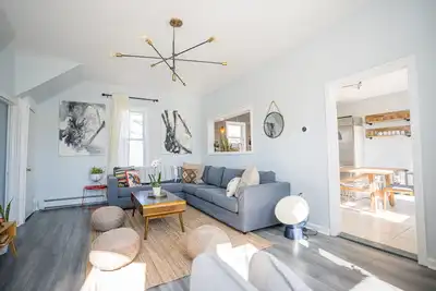 Image de 8br/4ba Renovated 3700 SqFt - Great for Big Groups