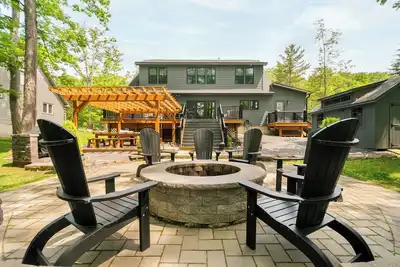 Image de Gathering Place: Lakefront w. boat slip | Dog friendly | Hot tub | Fire pit