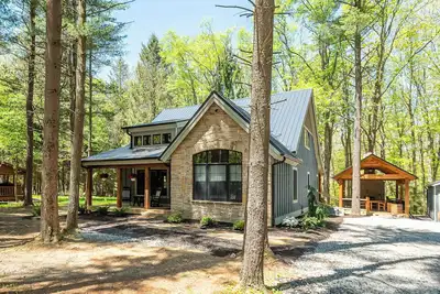 Image de West Oak: New home, 3 suites, hot tub, boat slip, outdoor fireplace