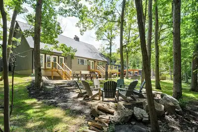 Image de Lakefront, dog friendly, dock slip, hot tub, and fire pit
